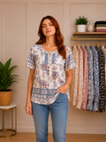 Blusa  Color  Marfil / crema con estampado floral en azul, beige y rosa– Talla S